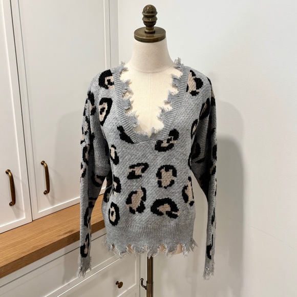Super Cute Gray & Black Fab’rik Leopard Sweater - Picture 1 of 6